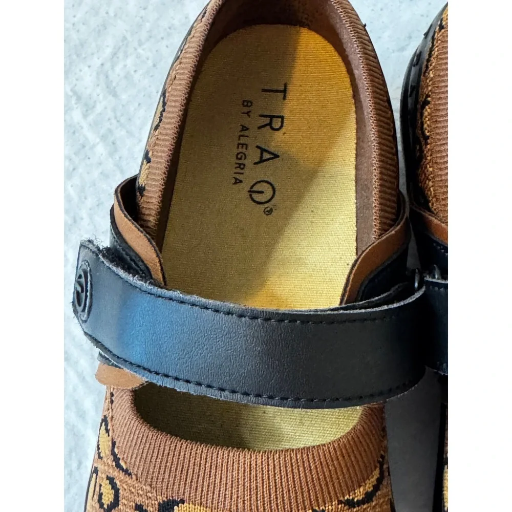 TRAQ by Alegria Qut-5210 Mary Jane Leopard Print Sneakers Brown Black Womens 37
